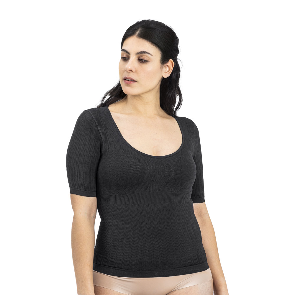A woman wearing the Silver Wave T-Skin Pro T-shirt with elbow-length sleeves in Nero